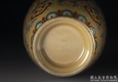 图片[3]-Kuan-yin vase in yang-ts’ai enamels with Indian lotus décor on cream-coloured glaze 1742 (Ch’ien-lung reign)-China Archive